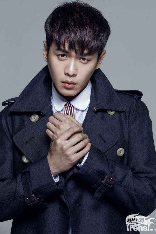 张若昀成穿衣范本 复古造型绅士儒雅