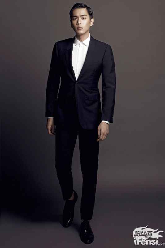 张若昀成穿衣范本 复古造型绅士儒雅