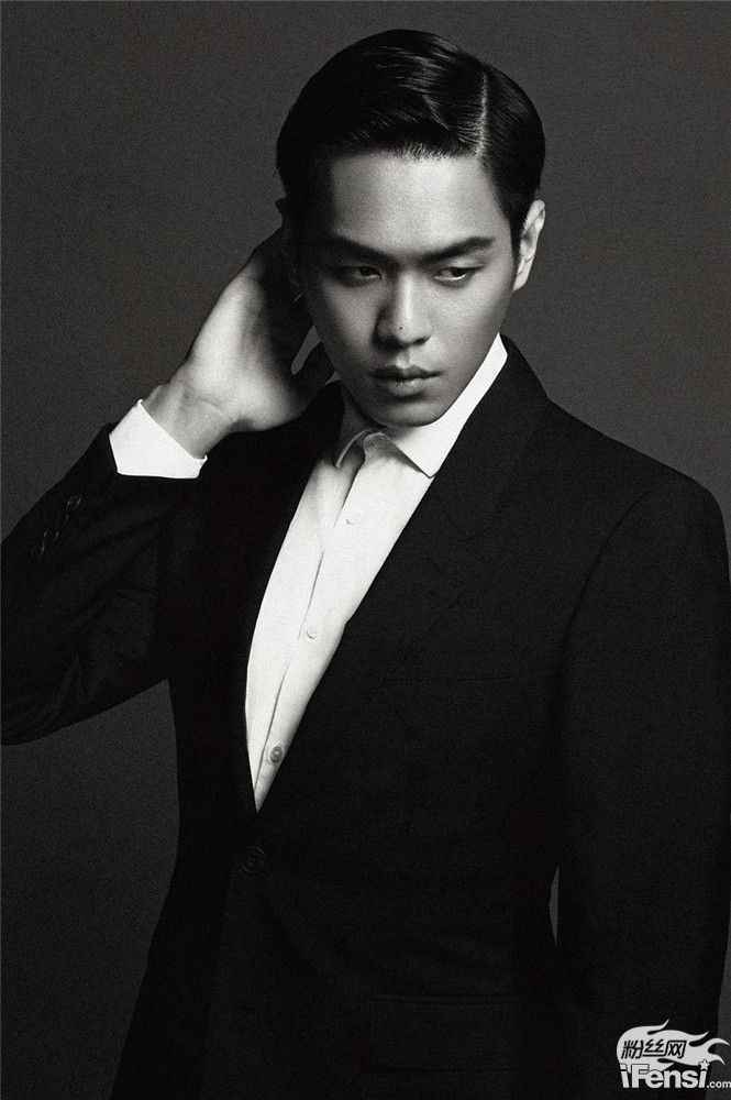 张若昀成穿衣范本 复古造型绅士儒雅