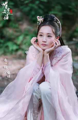 《媚者无疆》曝概念版海报 血色弥漫爱恨两难