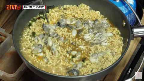 姜镐童：「我喜欢在泡面里加别的食材，所以安城汤面没有蔬菜包很好！」