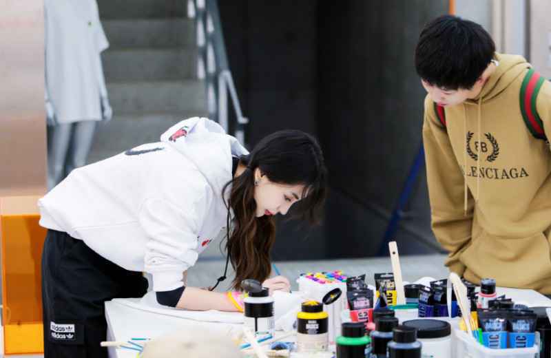 杨颖参加大型旅行类节目《奇遇人生》，带着迷惘与困惑，她选择了骑行