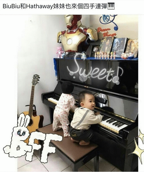 昆凌陪女儿弹琴照 小周周穿连脚裤萌爆