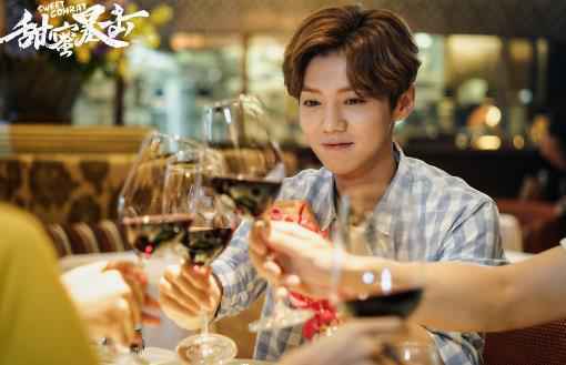 《甜蜜暴击》游乐园约会 明天方宇悸动拉手