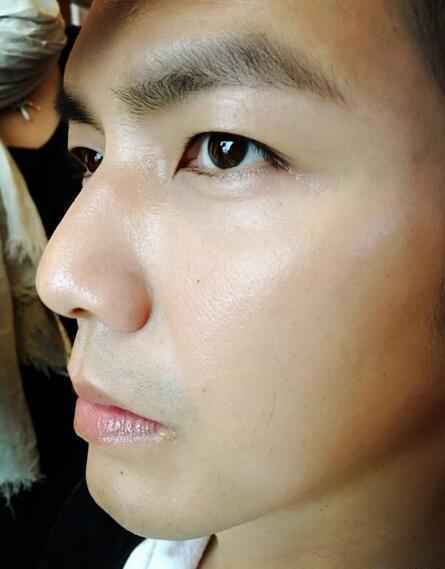 钟汉良皮肤光滑如小鲜肉 晒超近侧颜照