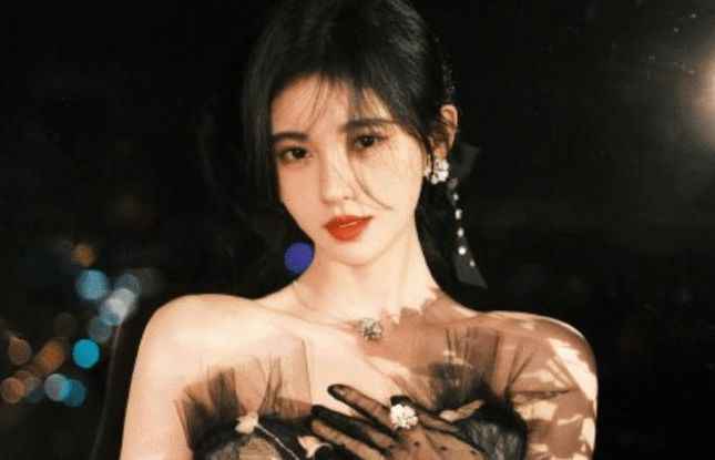 拾光盛典众星齐聚:杨幂造型加分,热巴美貌封神,肖战压轴出场!