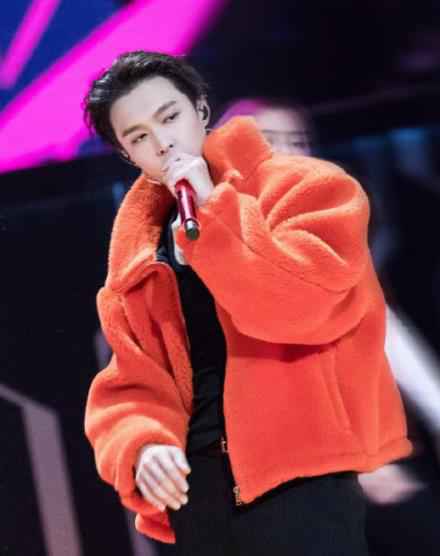 张艺兴致敬MJ燃炸舞台后深夜发文：其实可以更好