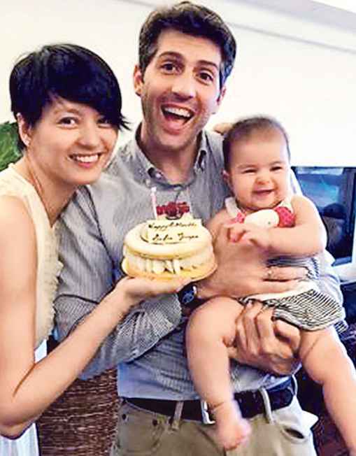 梁咏琪晒一家三口温馨合影 混血宝宝胖胖哒！