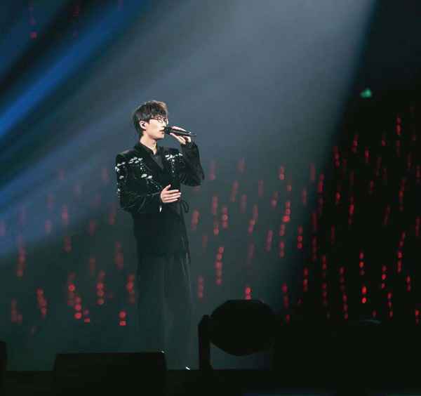 许嵩献唱青春歌会 一曲《燕归巢》致敬百年征程