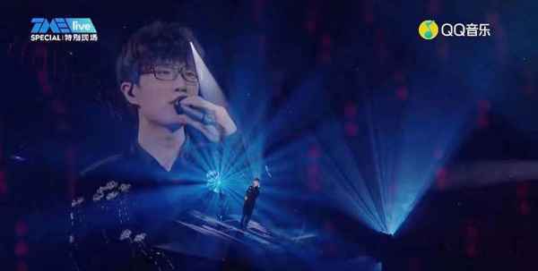 许嵩献唱青春歌会 一曲《燕归巢》致敬百年征程