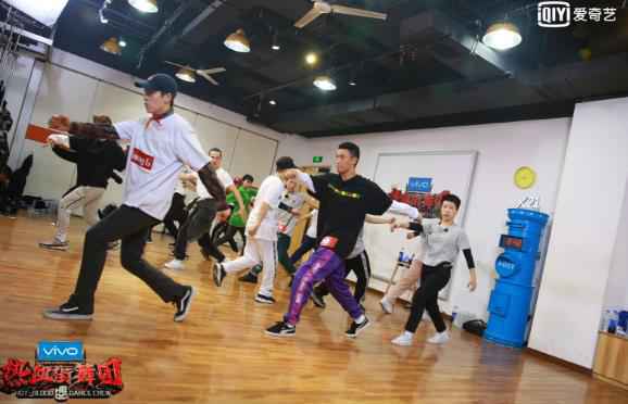 《热血街舞团》战队首次齐舞状况频出 肖杰信心不足情绪波动