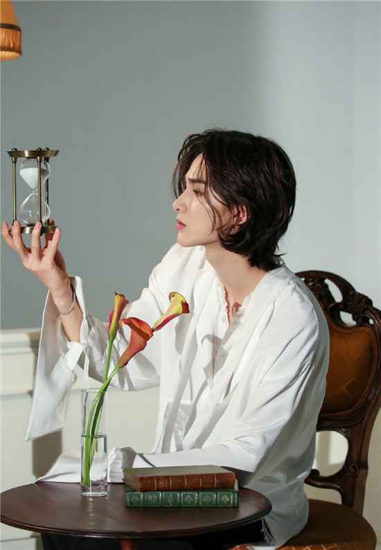 朱正廷挑战英伦长发造型，新歌《Flip》绝美MV即将来袭