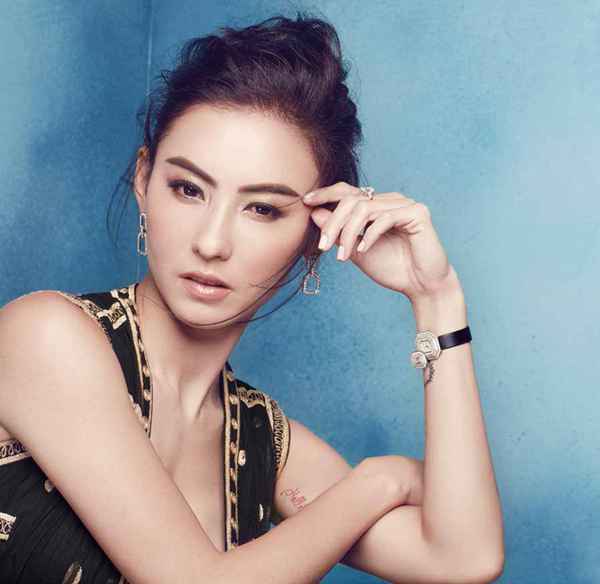 张柏芝登国际钟表杂志封面 展露个性