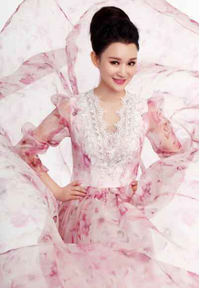 陈小春、邓超予放歌宜昌 哥妹二人颇有缘