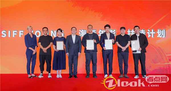 饶晓志导演现身上海电影节青年影人论坛 探索影人成长路径