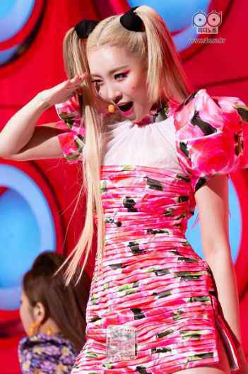 宣美SOLO新歌《LALALAY》红到连舞者都有Fancam直拍了！