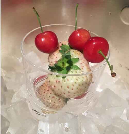 陈冠希发了一张草莓照，网友全都沸腾了