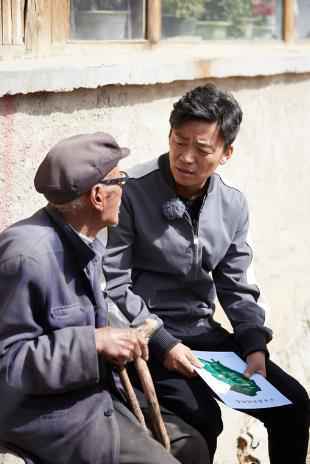 《我们在行动》新任公益大使集结满族村 王宝强走访贫困户助农心切