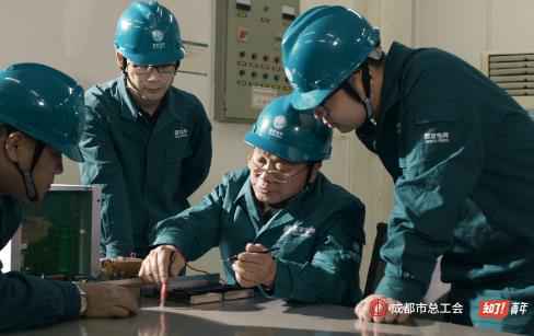 《了不起的成都工匠》持续播出，退休电力工程师宝刀未老