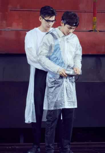 “兄弟情深”！张翰为丁泽仁系腰带尽显关切之心（图）