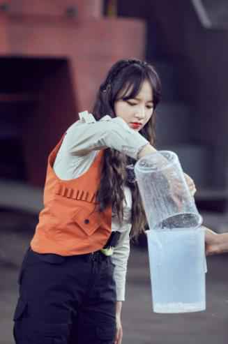 “兄弟情深”！张翰为丁泽仁系腰带尽显关切之心（图）