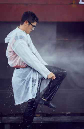 “兄弟情深”！张翰为丁泽仁系腰带尽显关切之心（图）