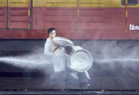 “兄弟情深”！张翰为丁泽仁系腰带尽显关切之心（图）