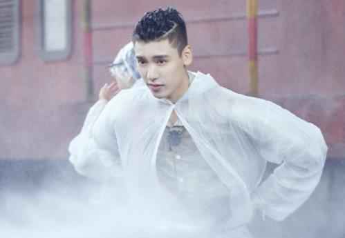 “兄弟情深”！张翰为丁泽仁系腰带尽显关切之心（图）