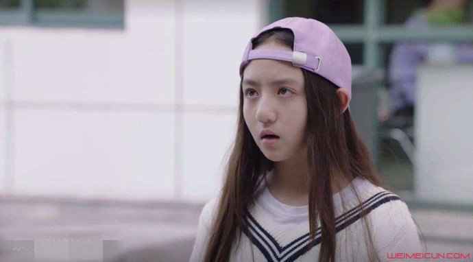 李嫣戴墨镜的方式 时尚老师上线与小艾扮演者长相好像