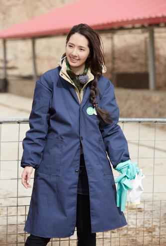 《我们在行动》潘石屹自曝幼年经历感动村民 王宝强郭碧婷体验山中抓猪