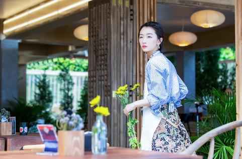 周冬雨《中餐厅》初体验 全程神游自带笑点