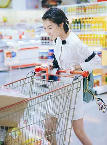 周冬雨《中餐厅》初体验 全程神游自带笑点