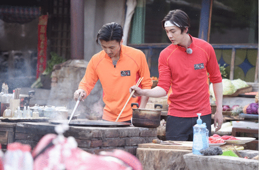 谢霆锋赞陈伟霆成长让他钦佩霍汶希港普笑点多获网友大赞