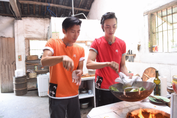 谢霆锋赞陈伟霆成长让他钦佩霍汶希港普笑点多获网友大赞