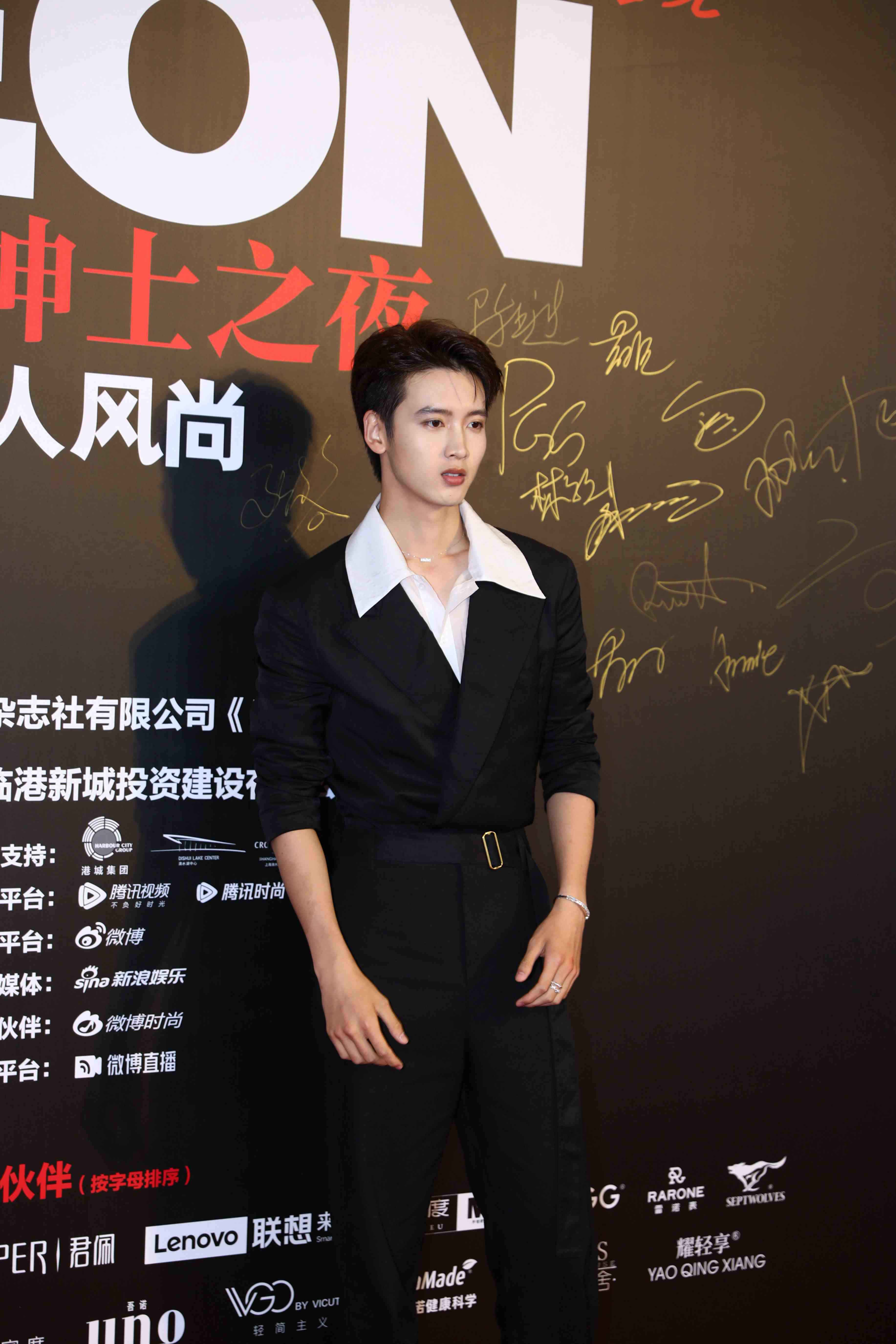 孙怡颖儿袁姗姗比拼性感锁骨 钟汉良帅气亮相绅士之夜