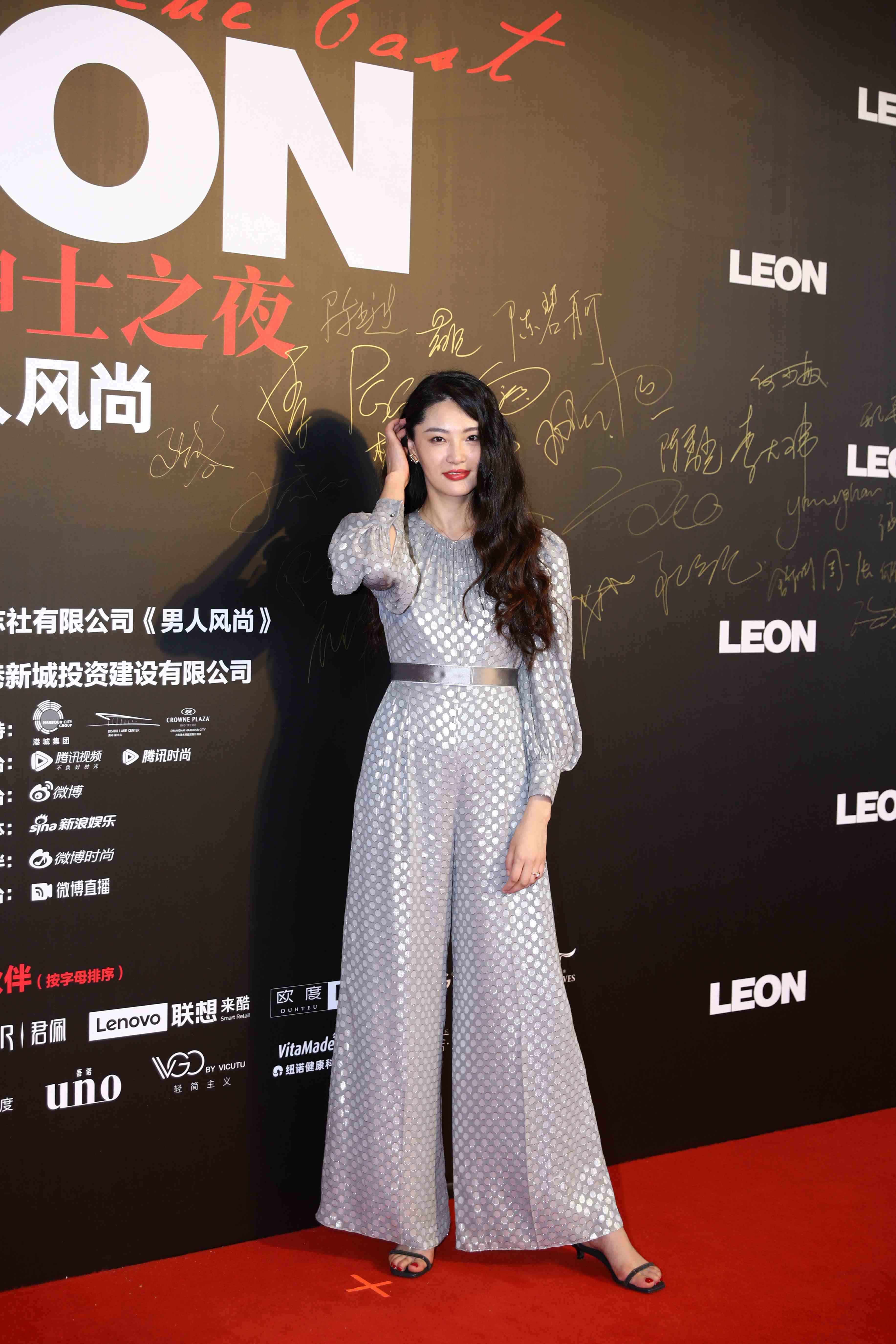 孙怡颖儿袁姗姗比拼性感锁骨 钟汉良帅气亮相绅士之夜