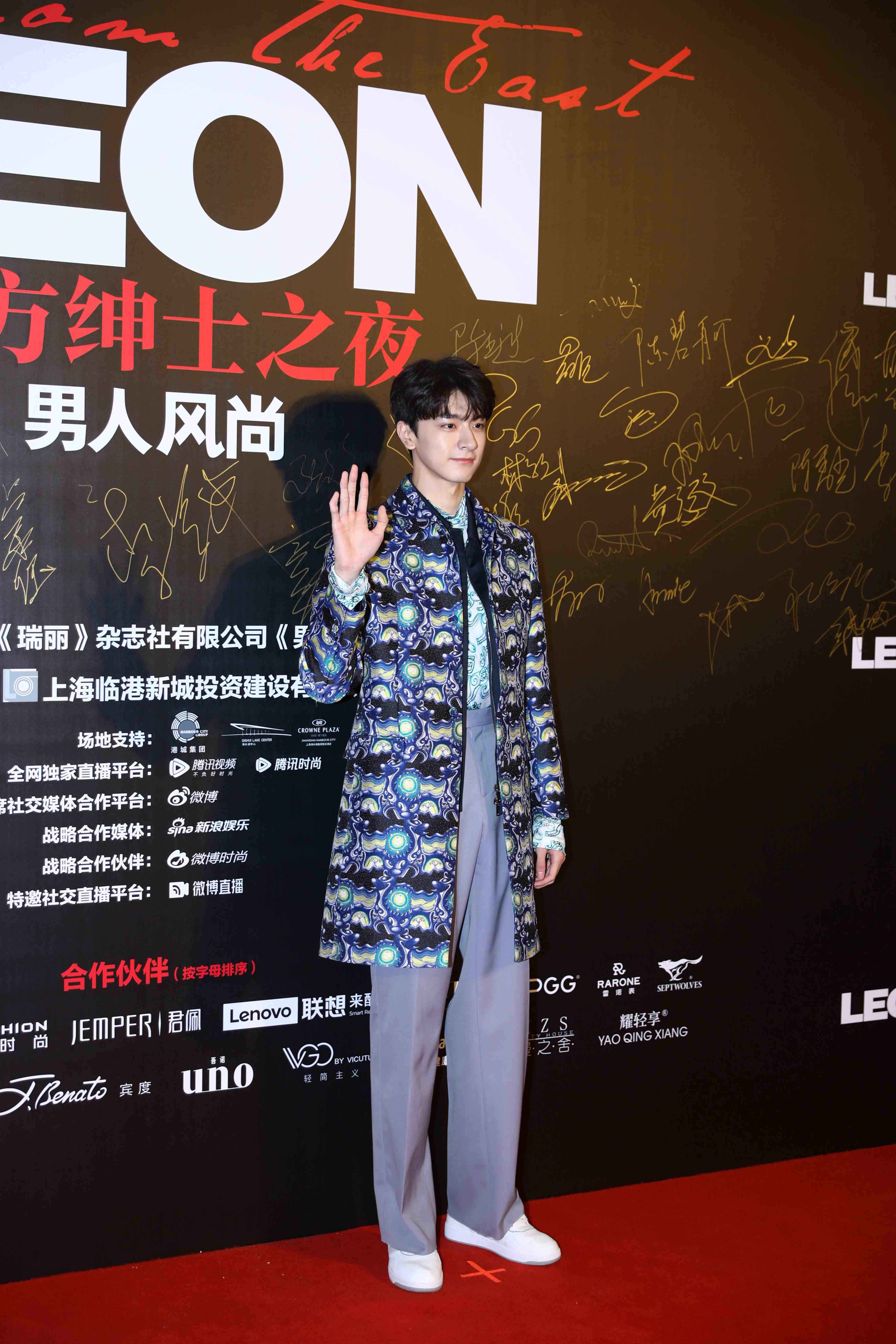 孙怡颖儿袁姗姗比拼性感锁骨 钟汉良帅气亮相绅士之夜