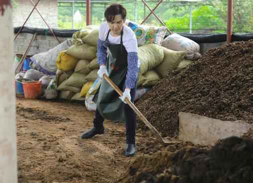 钟汉良再次加盟《我们在行动》 与陈蓉一起“入坑”铲牛粪