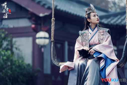 暑期上线！超级剧集《媚者无疆》发布虐恋版预告 李一桐乱世求生难逃爱恨纠葛