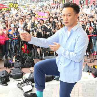 陈奕迅遭女粉丝强吻：以后签名要敷面膜