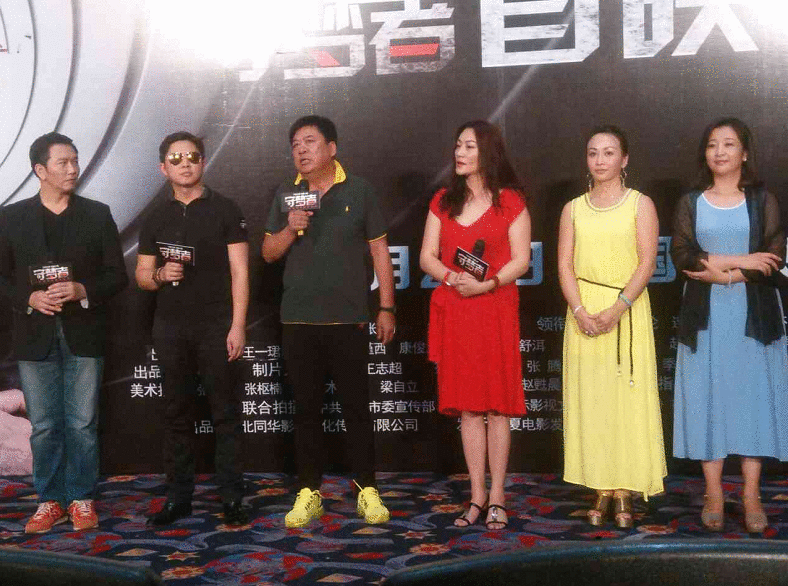 快讯：温兆伦帅气亮相电影《守梦者》发布会