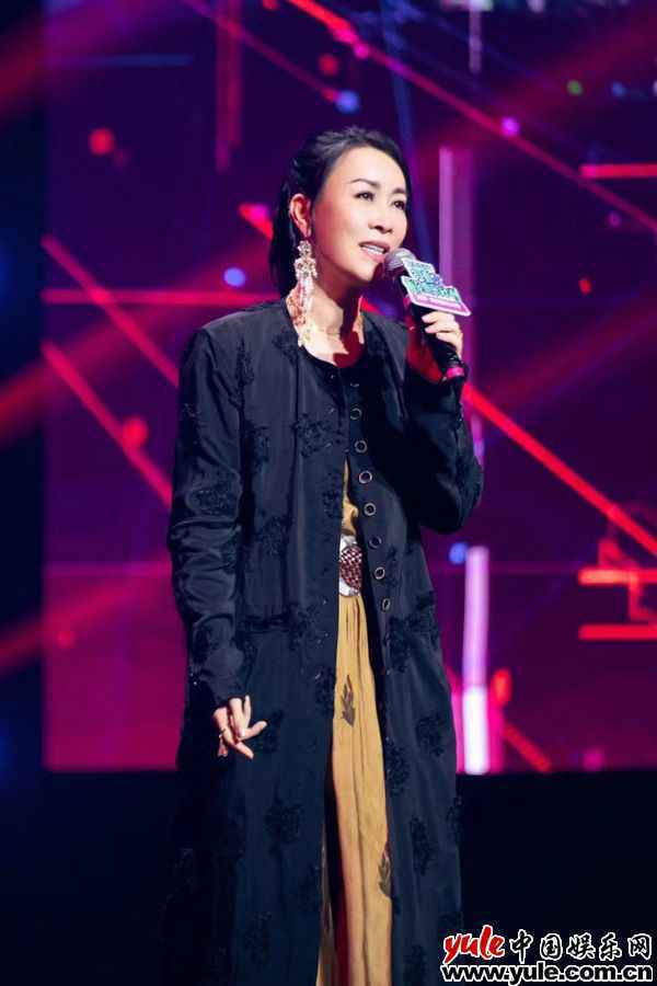 音乐热爱官那英现身北京 为华语原创音乐助力