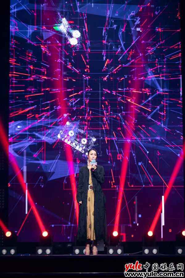 音乐热爱官那英现身北京 为华语原创音乐助力