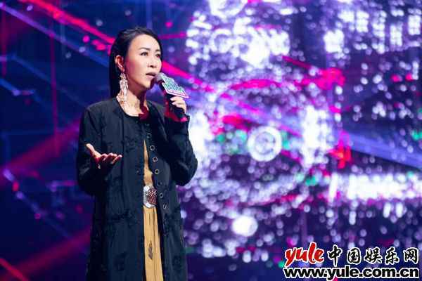 音乐热爱官那英现身北京 为华语原创音乐助力