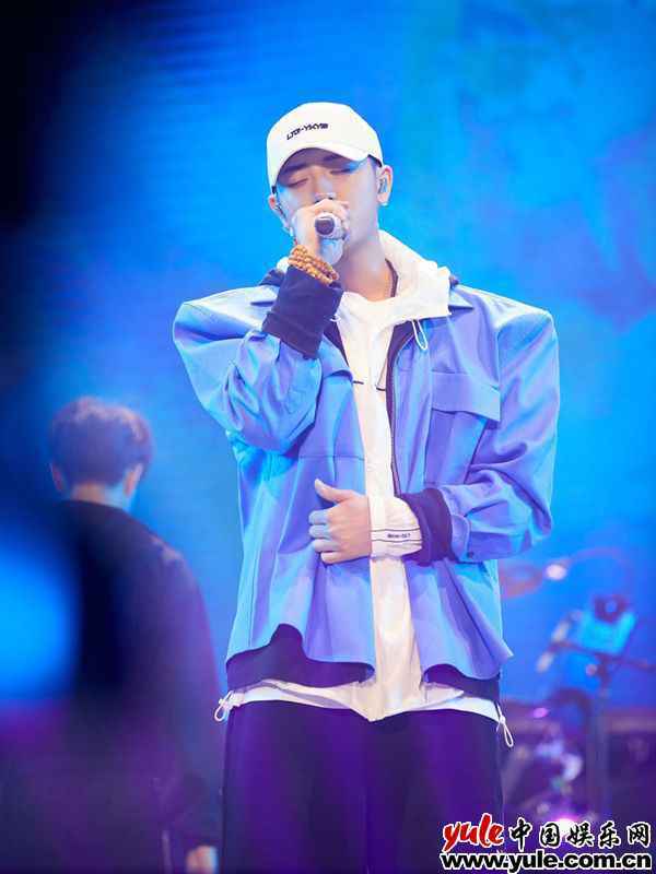 黄子韬音乐节首秀青岛开唱 晚会综艺热度爆表掀夏日狂欢