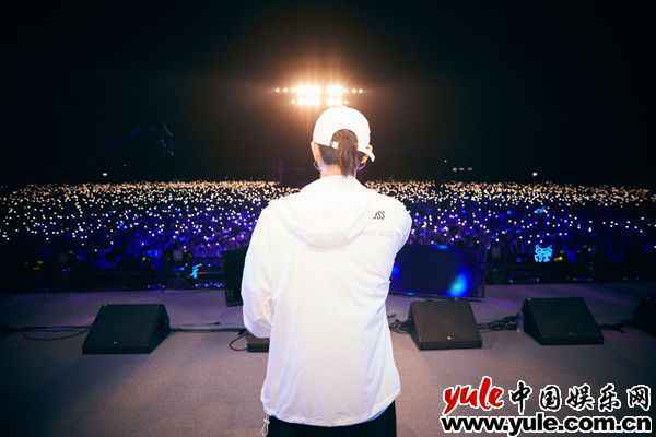 黄子韬音乐节首秀青岛开唱 晚会综艺热度爆表掀夏日狂欢