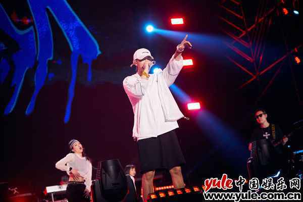 黄子韬音乐节首秀青岛开唱 晚会综艺热度爆表掀夏日狂欢