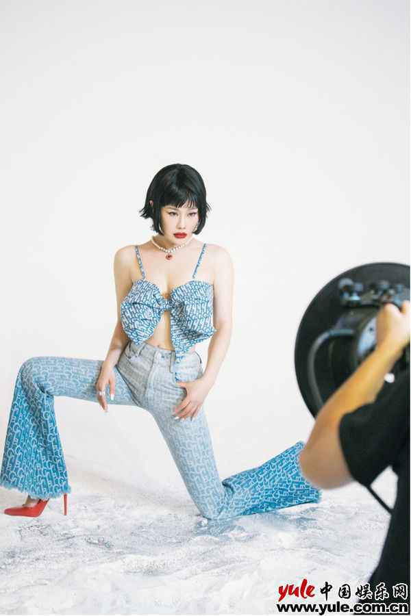 袁娅维全新EP《月亮失眠了(ONCE UPON A MOON)》上线，呈现未来与复古兼具的独特音乐美学