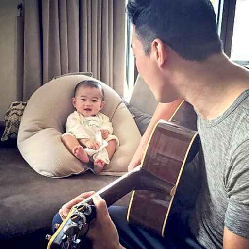 谢天华弹吉它 7个月大儿子甜笑变“铁粉”