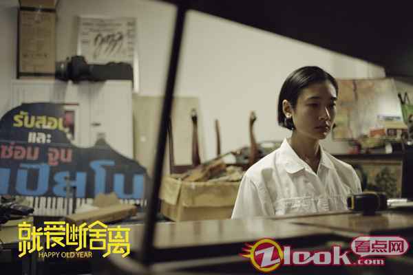 茱蒂蒙坐在爸爸的钢琴前 电影《就爱断舍离》今日上映 《天才枪手》团队带来催泪之作